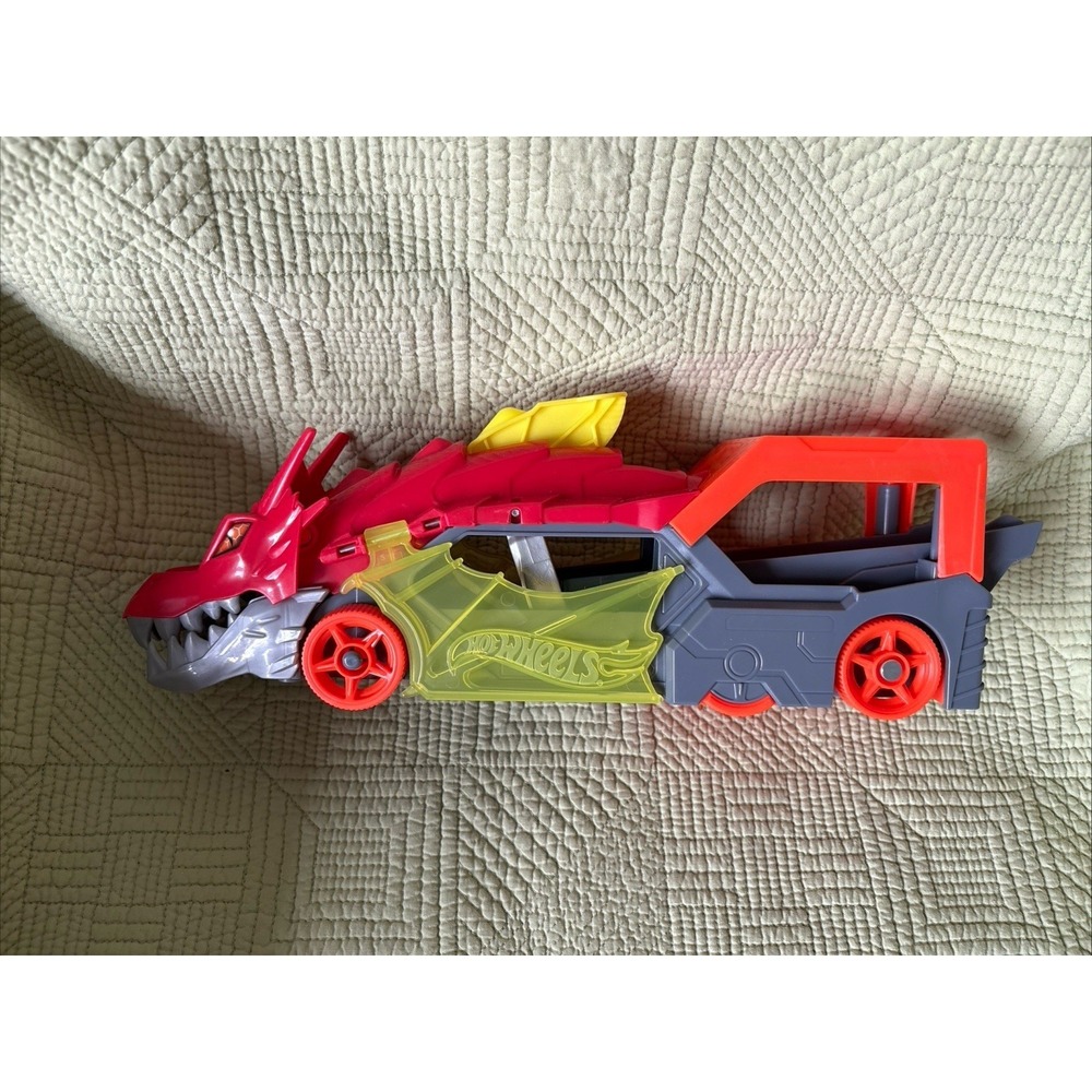 Hot Wheels City Dragon Launch & Shark Chomp Transporter Car Hauler 13"  2020